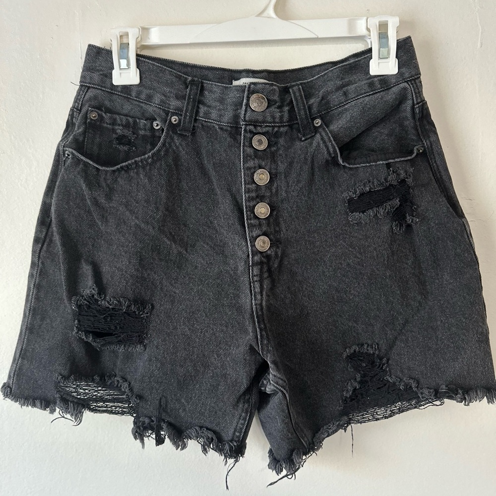 High-waisted 5 button distressed denim shorts